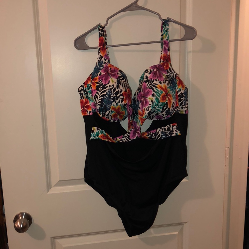 Tropical Print & Solid Black Bathing-suit size 22/24